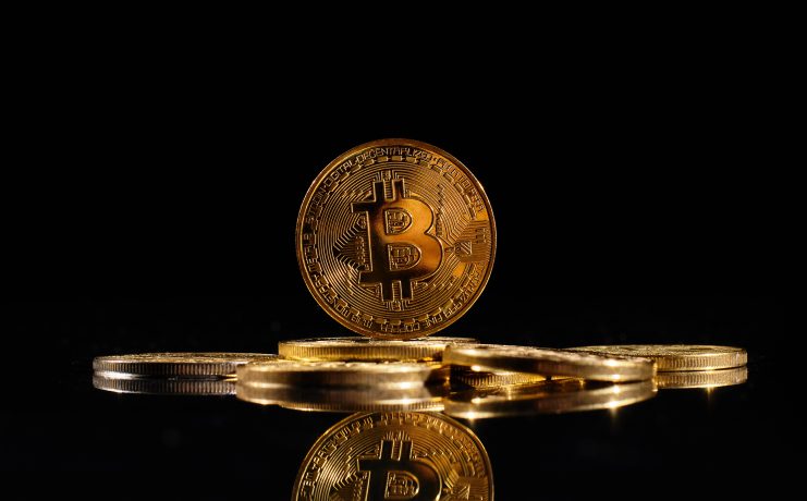 Das Bild zeigt eine Bitcoin-Münze