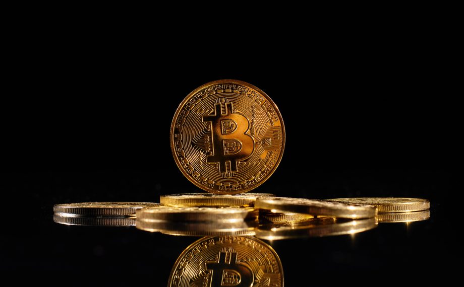 Das Bild zeigt eine Bitcoin-Münze
