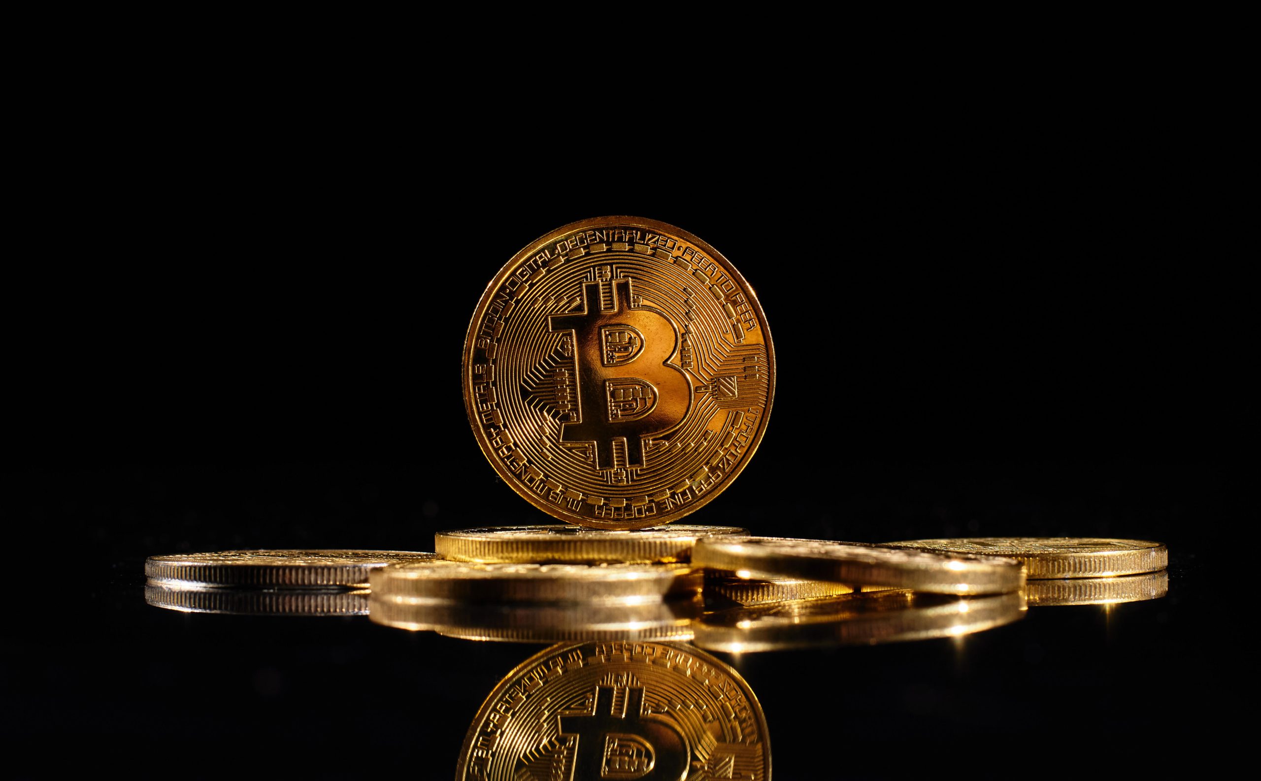 Das Bild zeigt eine Bitcoin-Münze