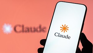Das Bild zeigt das Claude-Logo auf einem Smartphone