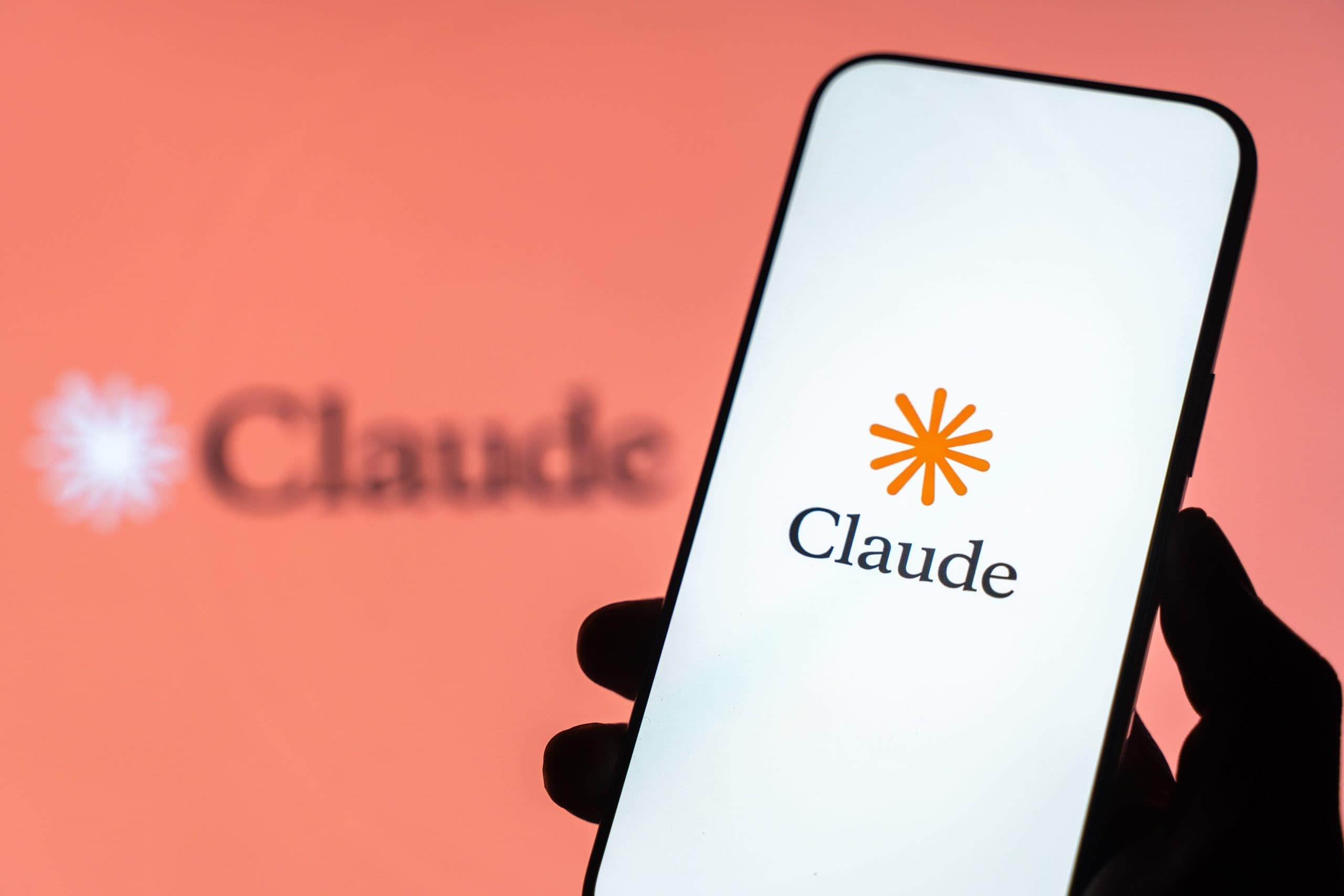 Das Bild zeigt das Claude-Logo auf einem Smartphone