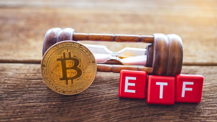 Das Bild zeigt eine Bitcoin Münze neben dem Wort ETF