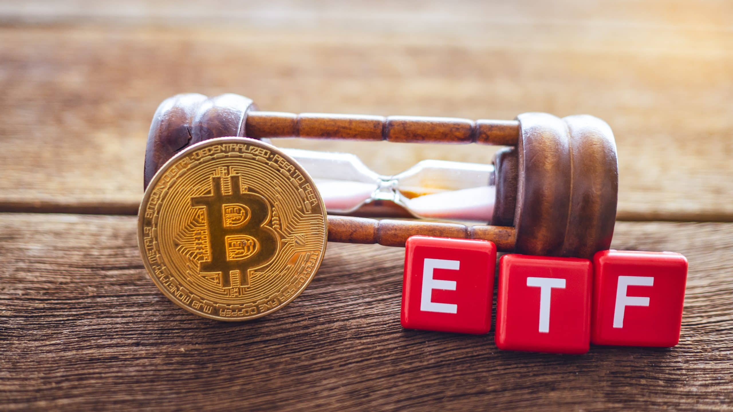 Das Bild zeigt eine Bitcoin Münze neben dem Wort ETF