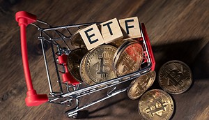 Bitcoin-ETF-Symbol und Einkaufswagen mit BTC-Münzen