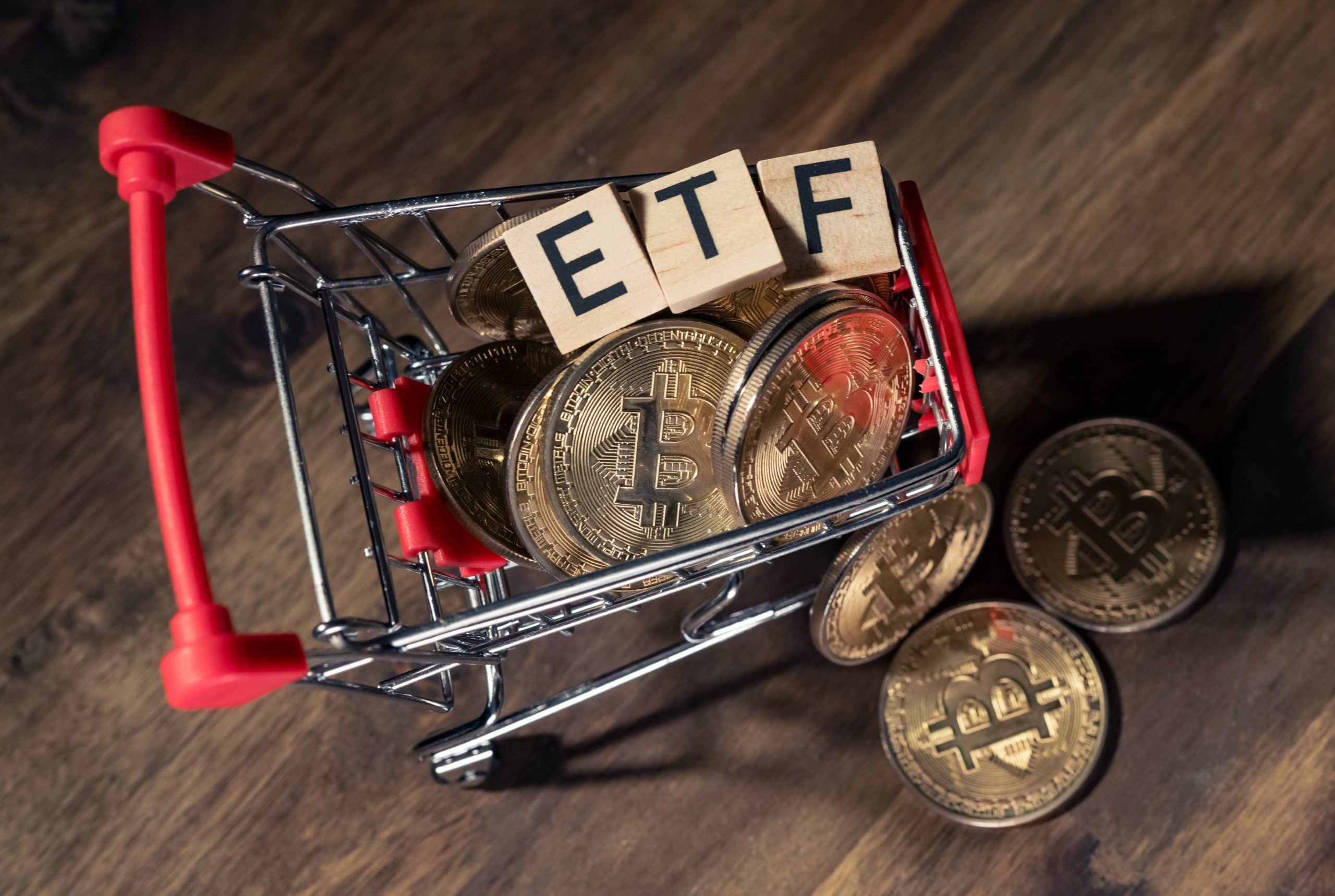 Bitcoin-ETF-Symbol und Einkaufswagen mit BTC-Münzen