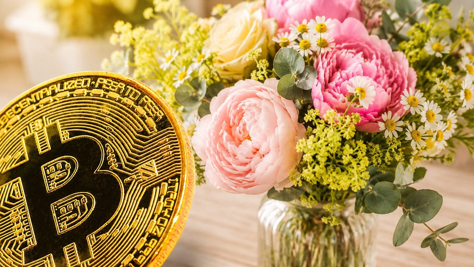 Bitcoin-Münze und Blumenstrauß