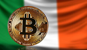 Das Bild zeigt eine Bitcoin-Münze vor der irischen Flagge