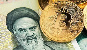 Bitcoin-Münzen liegen auf einem iranischen Geldschein