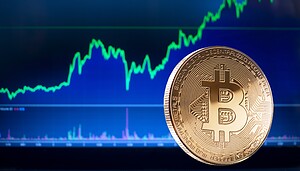 Bitcoin-Münze auf blauem Hintergrund