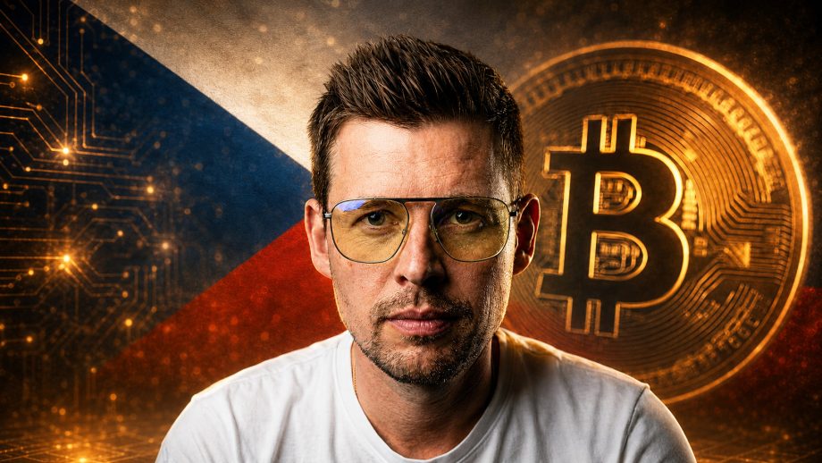 Matyáš Kuchař, BTCPrague-Organisator, dahinter eine Bitcoin-Münze und eine Tschechien-Fahne