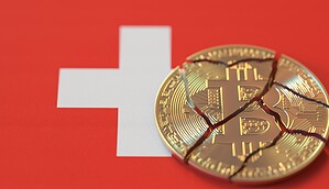 Eine zerbrochene Bitcoin-Münze liegt auf einer Schweizer Flagge