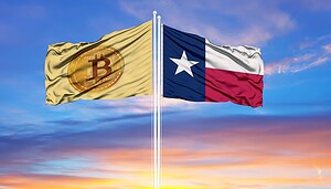 Das Bild zeigt eine Bitcoin-Münze vor der Flagge des US-Bundesstaates Texas