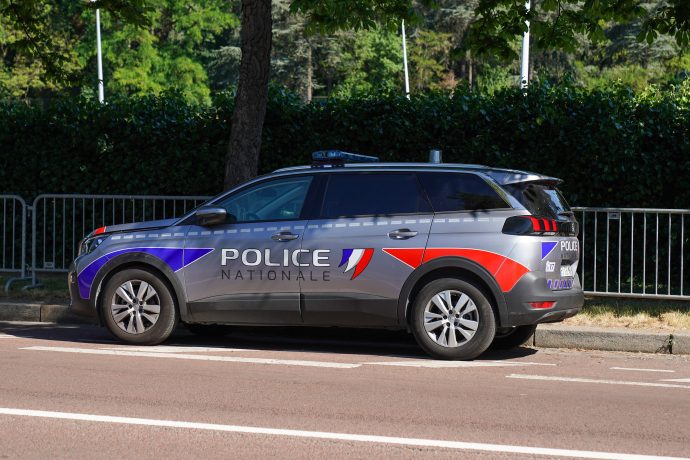 Das Bild zeigt ein französisches Polizeiauto
