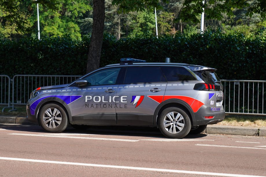 Das Bild zeigt ein französisches Polizeiauto