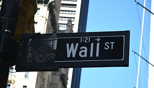 Ein Schild der Wall Street ist zu sehen