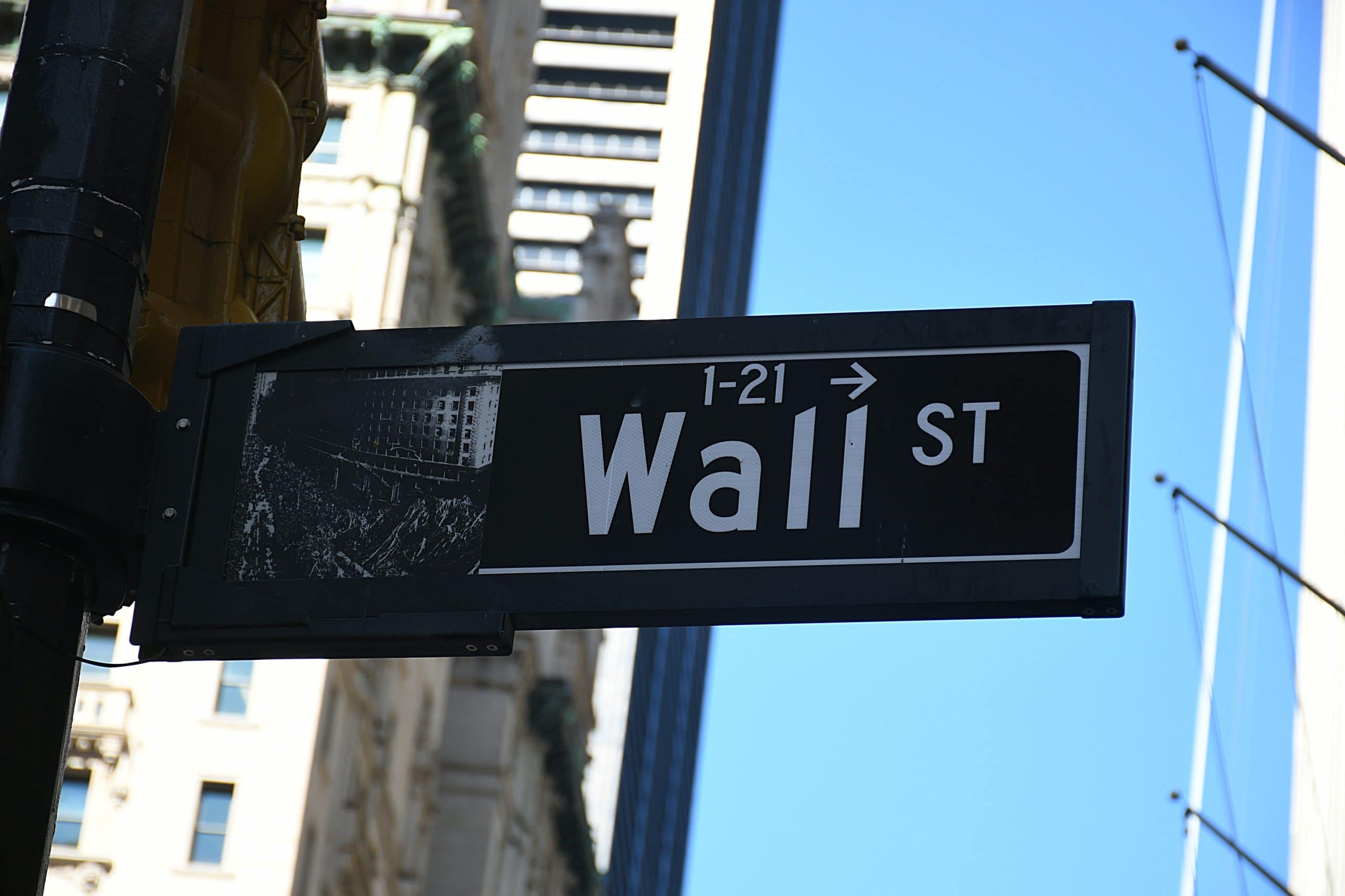 Ein Schild der Wall Street ist zu sehen