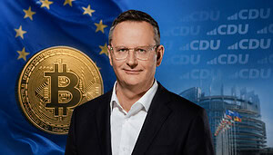 Das Bild zeigt den CDU-Politiker Stefan Berger vor einer Bitcoin-Münze im Hintergrund