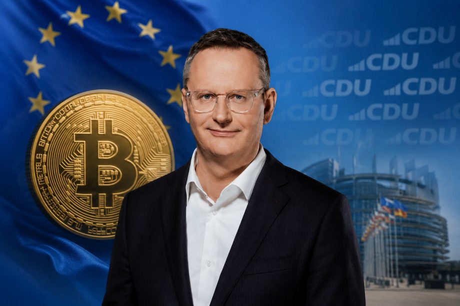 Das Bild zeigt den CDU-Politiker Stefan Berger vor einer Bitcoin-Münze im Hintergrund