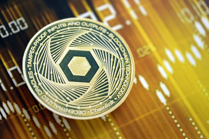 Eine Chainlink-Münze liegt auf einem Chart