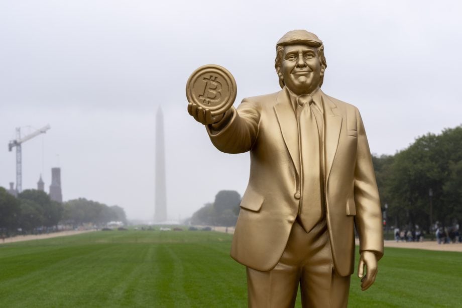 Eine Statue von Präsident Donald Trump, der einen Bitcoin in der Hand hält