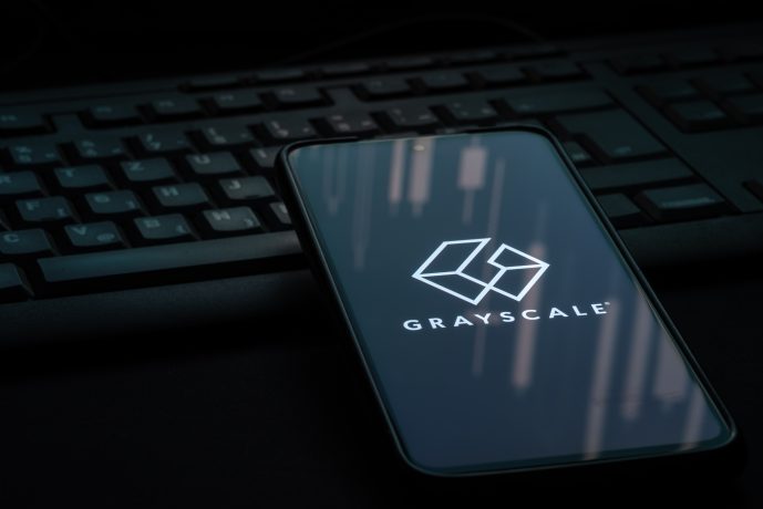 Das Bild zeigt das Grayscale-Logo auf einem Smartphone-Bildschirm