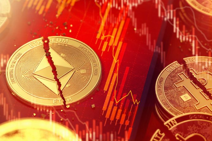 Ethereum- und Bitcoin-Münze vor fallendem Chart