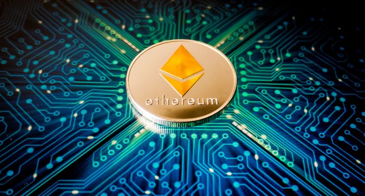 Eine Ethereum-Münze liegt auf einem Computerchip
