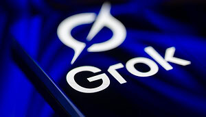 Der Schriftzug von Grok ist auf einem Smartphone abgebildet