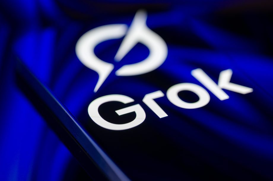 Der Schriftzug von Grok ist auf einem Smartphone abgebildet