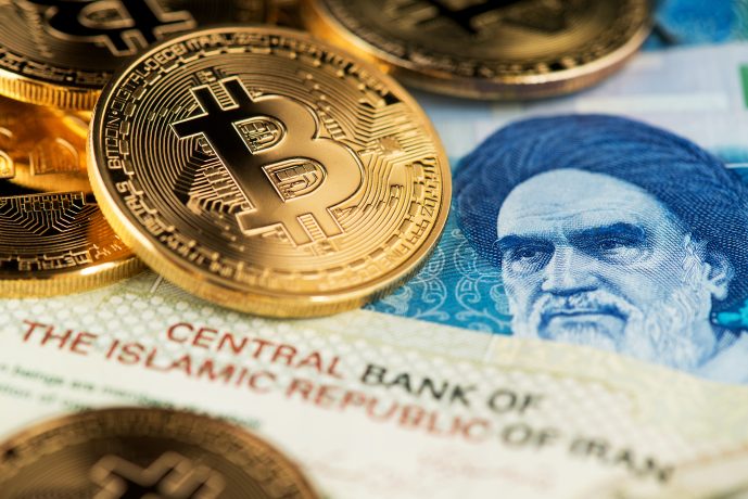 Bitcoin-Münzen auf iranischer Währung