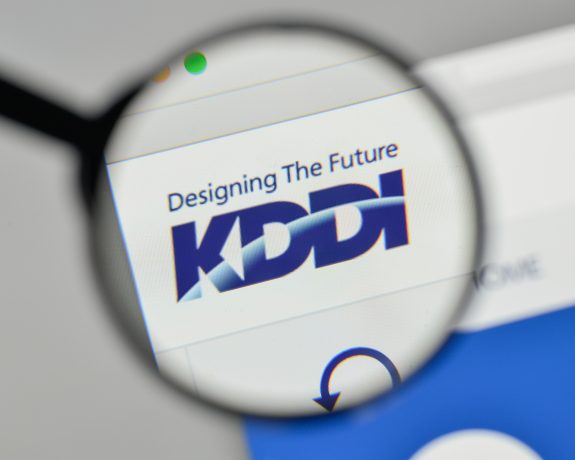 KDDI-Logo auf Bildschirm