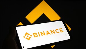 Ein Smartphone mit Binance-Logo