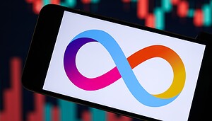 Zu sehen ist das Logo von Internet Computer (ICP) auf dem Display eines Smartphones. Im Hintergrund befinden sich unscharfe grün-rote Kurscharts, die auf die aktuelle Kursentwicklung und erhöhte Marktaktivität der Kryptowährung anspielen.