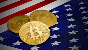 Das Bild zeigt Bitcoin-Münzen auf einer US-Flagge