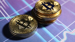 Zwei Bitcoin-Münzen liegen auf einem lila Chart-Hintergrund