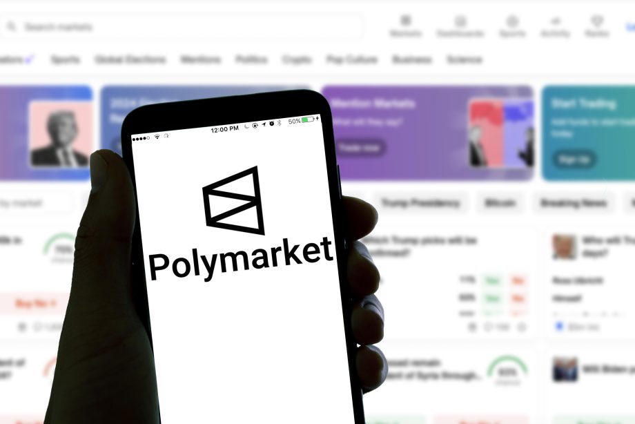 Das Bild zeigt das Logo der Wettplattform Polymarket
