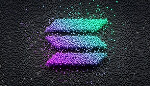 Das Solana-Logo wird in einem digitalen, pixeligen Stil mit den für Solana charakteristischen Farbverläufen von Grün, Blau und Lila auf einem dunklen, pixeligen Hintergrund präsentiert.