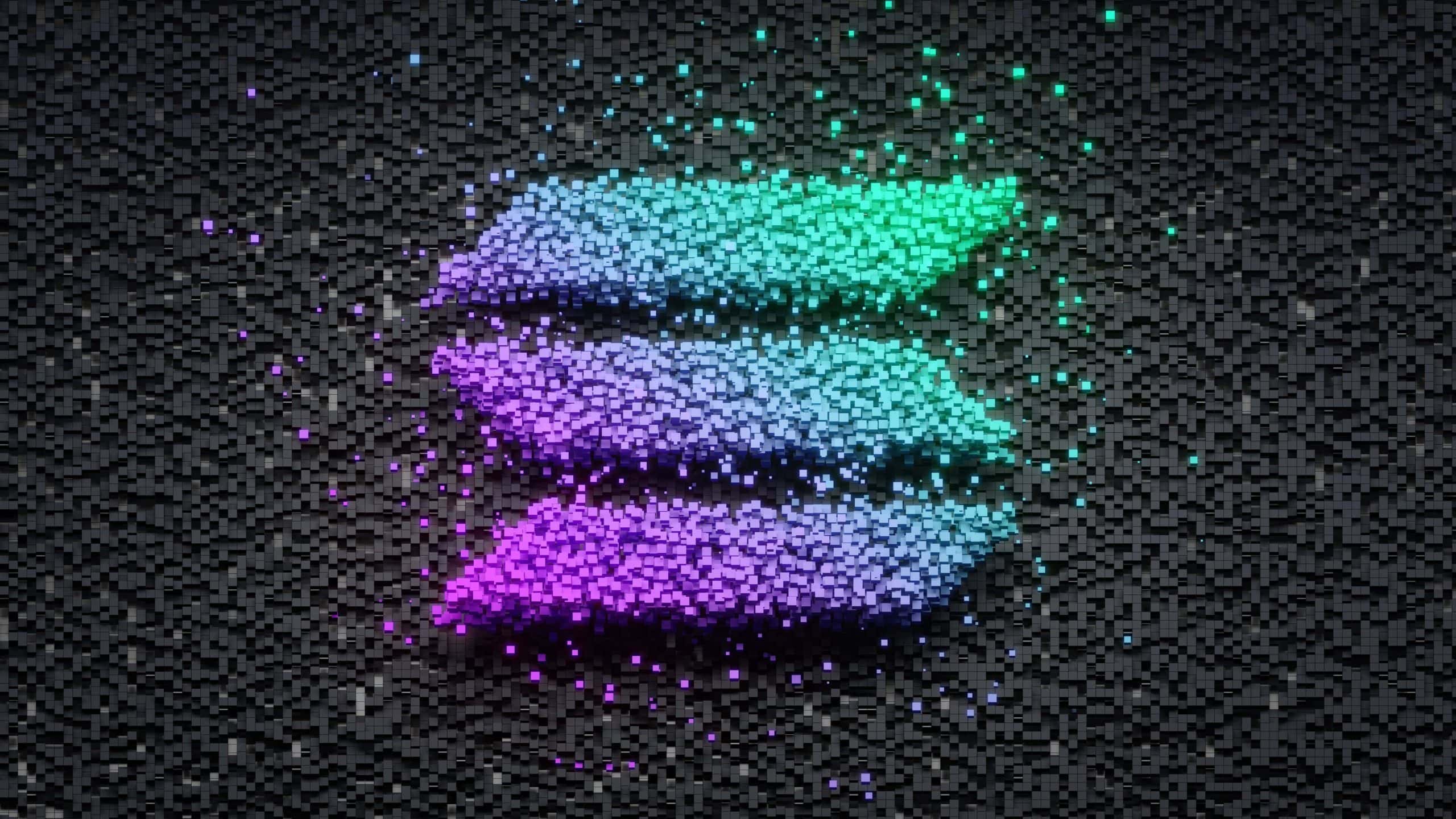 Das Solana-Logo wird in einem digitalen, pixeligen Stil mit den für Solana charakteristischen Farbverläufen von Grün, Blau und Lila auf einem dunklen, pixeligen Hintergrund präsentiert.