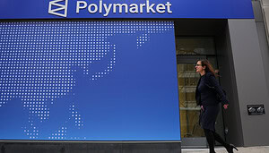 Zu sehen ist die Außenfassade eines Gebäudes mit einem großen „Polymarket“-Schriftzug. Eine Frau geht an dem Eingang vorbei, während im Hintergrund eine stilisierte Weltkarte auf einer blauen Wand dargestellt ist.