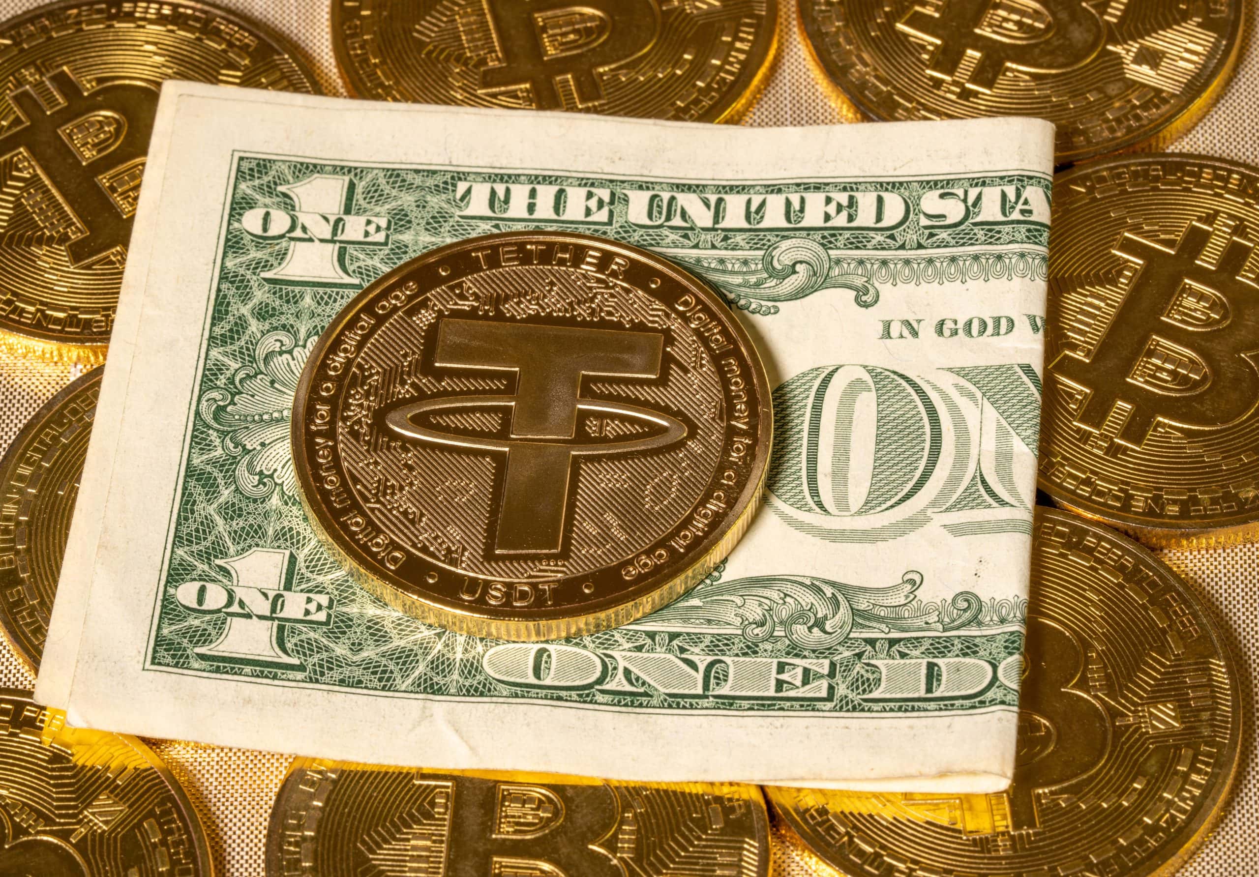 Tether-USDT-Münze auf Dollarschein