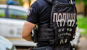 Das Bild zeigt einen ukrainischen Polizisten