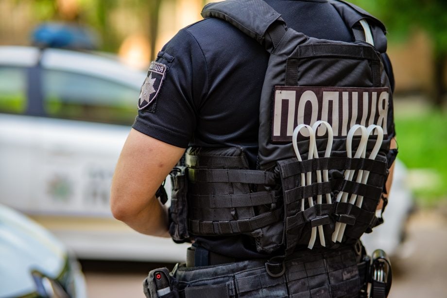 Das Bild zeigt einen ukrainischen Polizisten