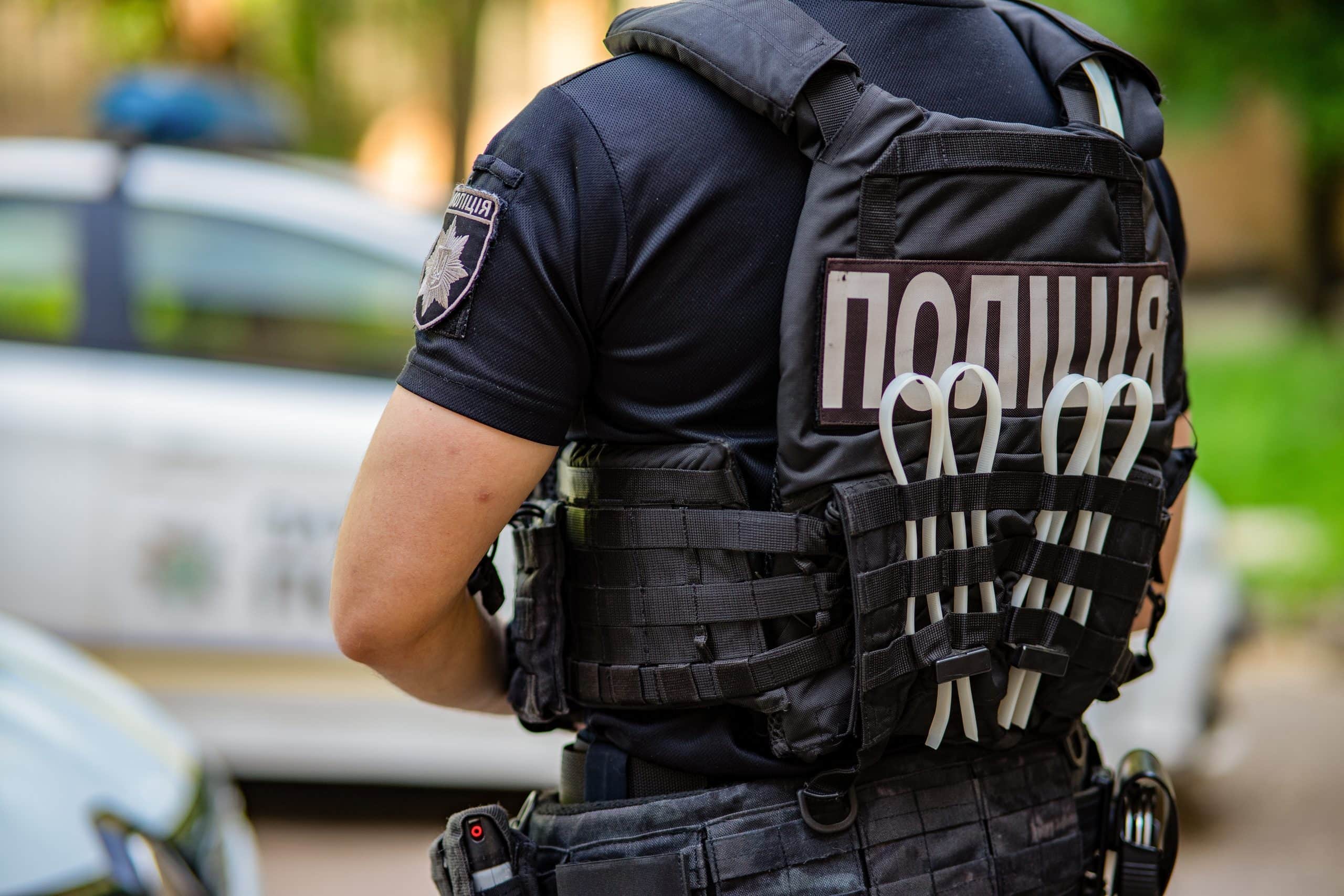 Das Bild zeigt einen ukrainischen Polizisten