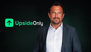 Das Bild zeigt das UpsideOnly Logo und CEO Patrick Gruhn