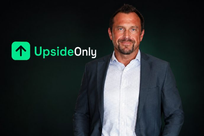 Das Bild zeigt das UpsideOnly Logo und CEO Patrick Gruhn