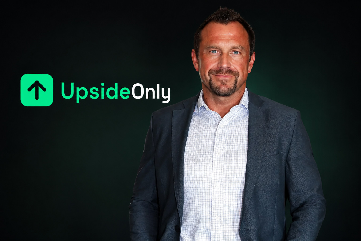 Das Bild zeigt das UpsideOnly Logo und CEO Patrick Gruhn