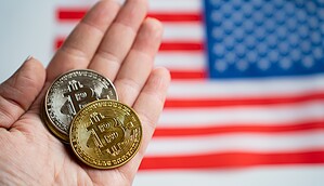 Die Grafik zeigt Bitcoin-Münzen vor einer US-Flagge