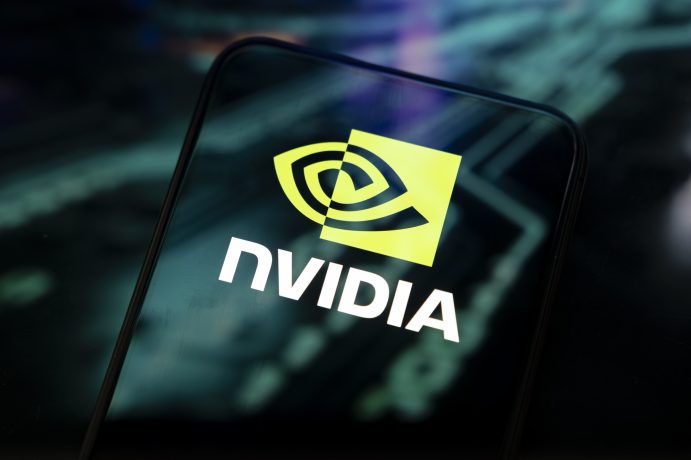 Smartphone zeigt Logo von Nvidia
