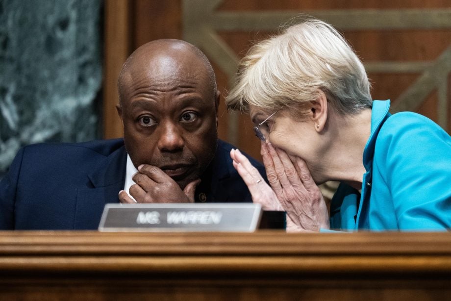 US-Senatorin Elizabeth Warren spricht mit Ausschusschef Tim Scott