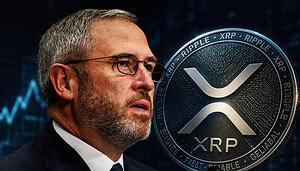 Das Bild zeigt Brad Garlinghouse neben einer XRP-Münze